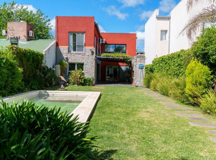 Casa · 214m² · 5 Ambientes · 1 Cochera