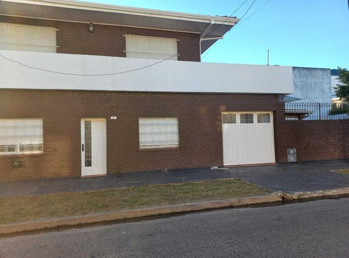 Casa · 1m² · 4 Ambientes · 1 Cochera