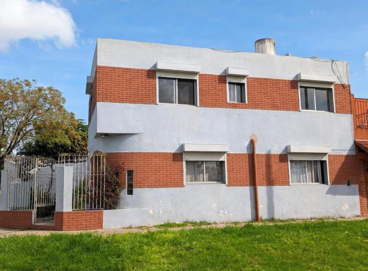 Casa · 1m² · 4 Ambientes · 3 Cocheras