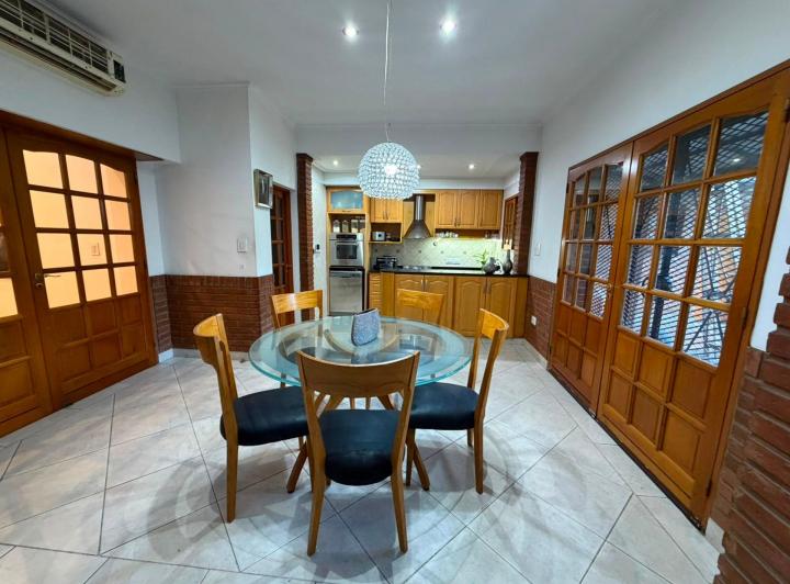 Casa · 181m² · 4 Ambientes · 2 Cocheras