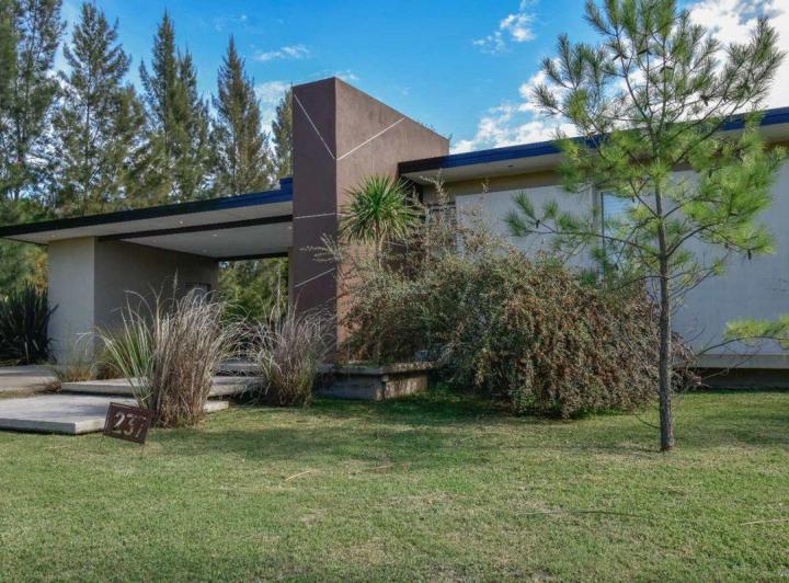 Casa · 200m² · 4 Ambientes · 2 Cocheras