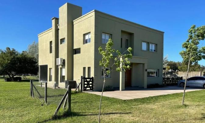 Casa · 2500m² · 6 Ambientes · 1 Cochera