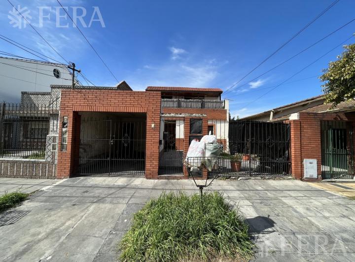 Casa · 174m² · 9 Ambientes · 1 Cochera