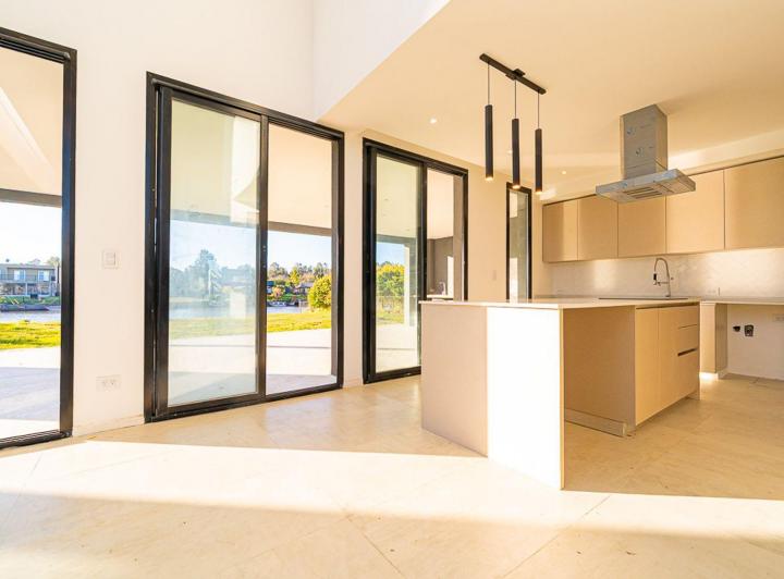Casa · 280m² · 5 Ambientes · 2 Cocheras