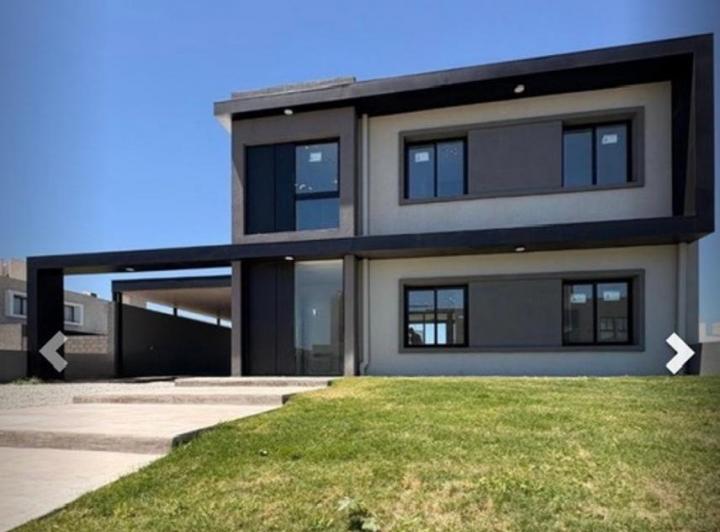 Casa · 154m² · 4 Ambientes · 2 Cocheras