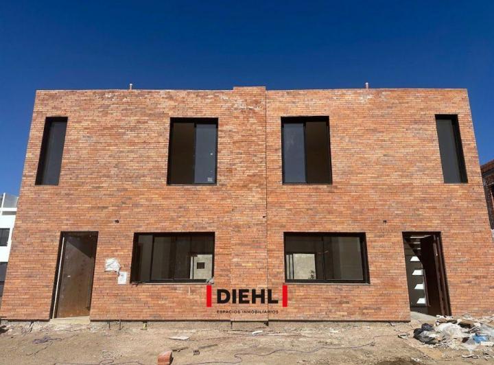 Casa · 90m² · 7 Ambientes · 1 Cochera