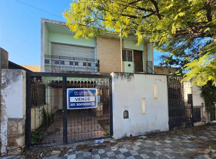 Casa · 228m² · 7 Ambientes · 1 Cochera