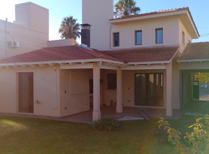 Casa · 200m² · 6 Ambientes · 1 Cochera