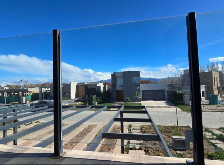 Casa · 145m² · 2 Dormitorios · 2 Cocheras