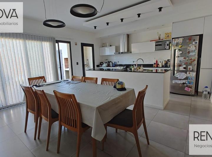 Casa · 180m² · 6 Ambientes · 2 Cocheras