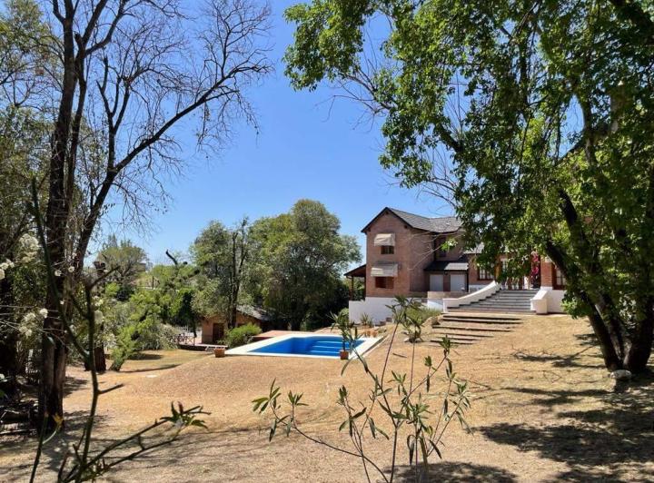 Casa · 550m² · 5 Ambientes · 4 Cocheras