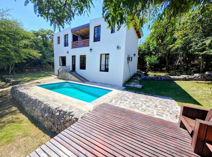 Casa · 225m² · 4 Ambientes · 1 Cochera