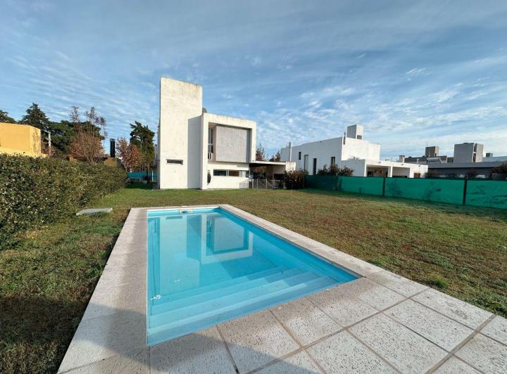 Casa · 220m² · 4 Ambientes · 2 Cocheras