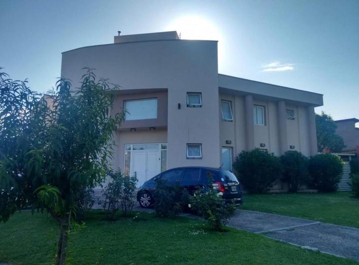 Casa · 381m² · 6 Ambientes · 3 Cocheras