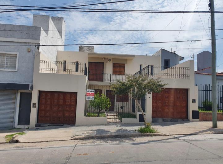 Casa · 195m² · 11 Ambientes · 2 Cocheras