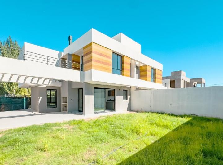 Casa · 130m² · 5 Ambientes · 1 Cochera