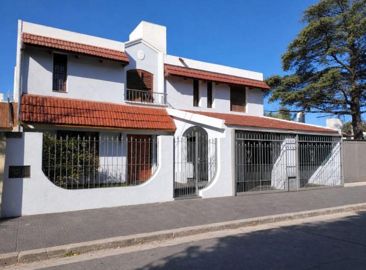 Casa · 278m² · 9 Ambientes · 2 Cocheras