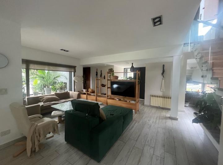 Casa · 640m² · 8 Ambientes · 1 Cochera