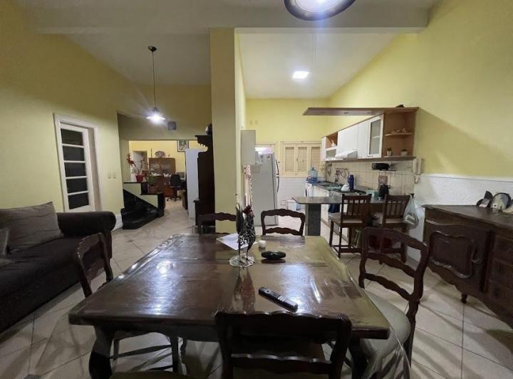 Casa · 180m² · 9 Ambientes · 1 Cochera
