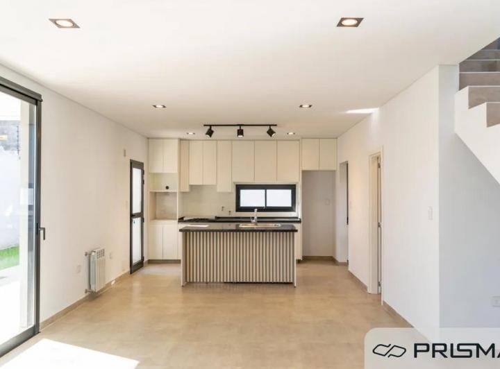 Casa · 175m² · 8 Ambientes · 2 Cocheras