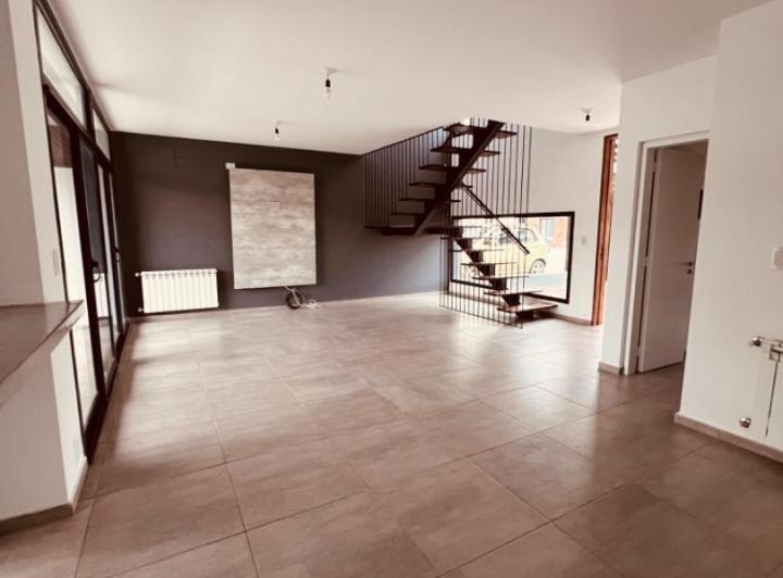 Casa · 150m² · 4 Ambientes · 2 Cocheras