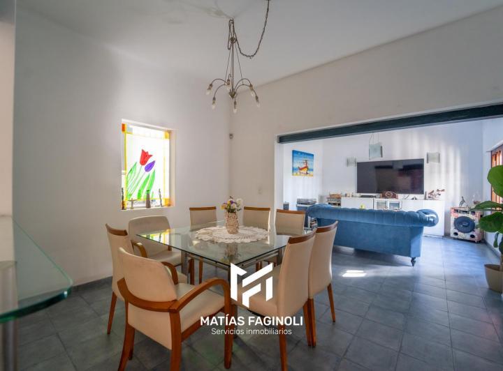 Casa · 192m² · 8 Ambientes · 2 Cocheras