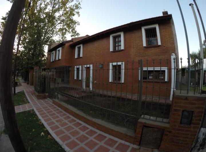 Casa · 120m² · 5 Ambientes · 2 Cocheras