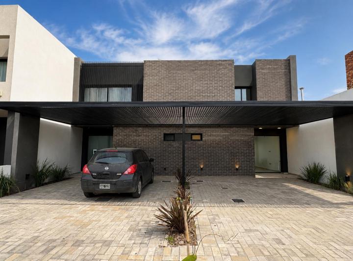 Casa · 130m² · 7 Ambientes · 2 Cocheras