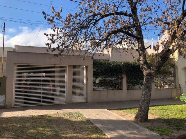 Casa · 224m² · 3 Dormitorios · 3 Cocheras