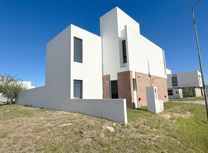 Casa · 175m² · 8 Ambientes · 2 Cocheras