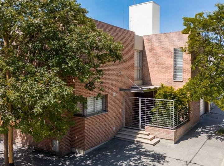 Casa · 218m² · 6 Ambientes · 2 Cocheras