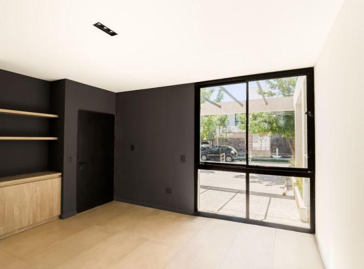 Casa · 180m² · 3 Ambientes · 2 Cocheras