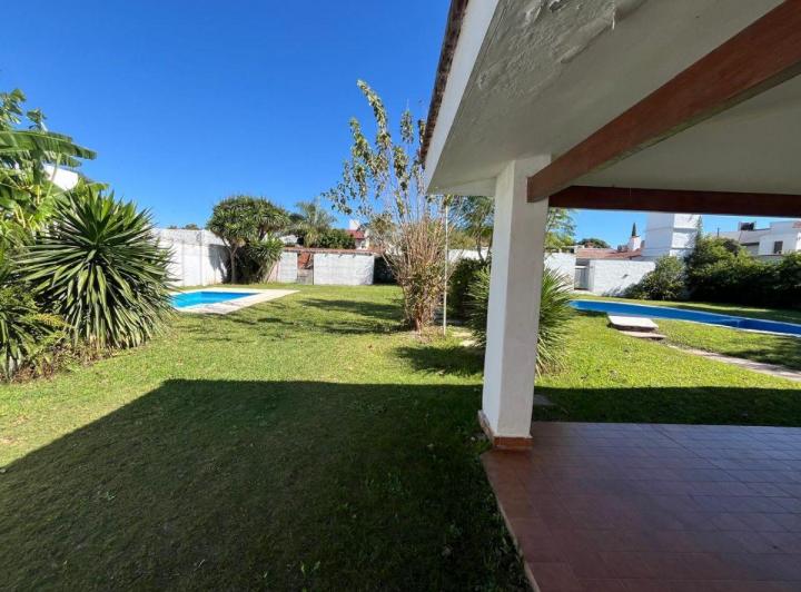 Casa · 500m² · 6 Ambientes · 2 Cocheras
