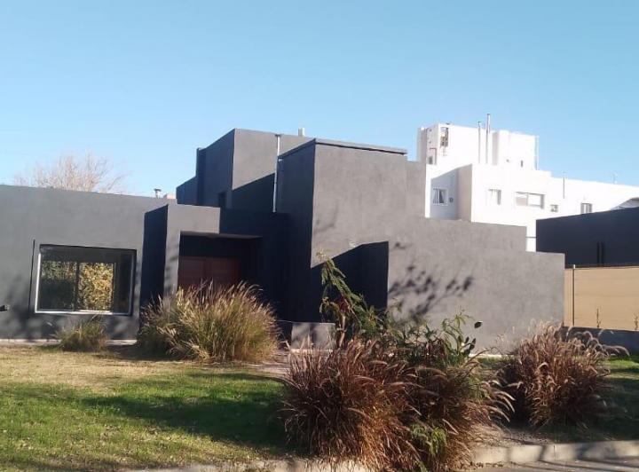 Casa · 200m² · 5 Ambientes · 2 Cocheras