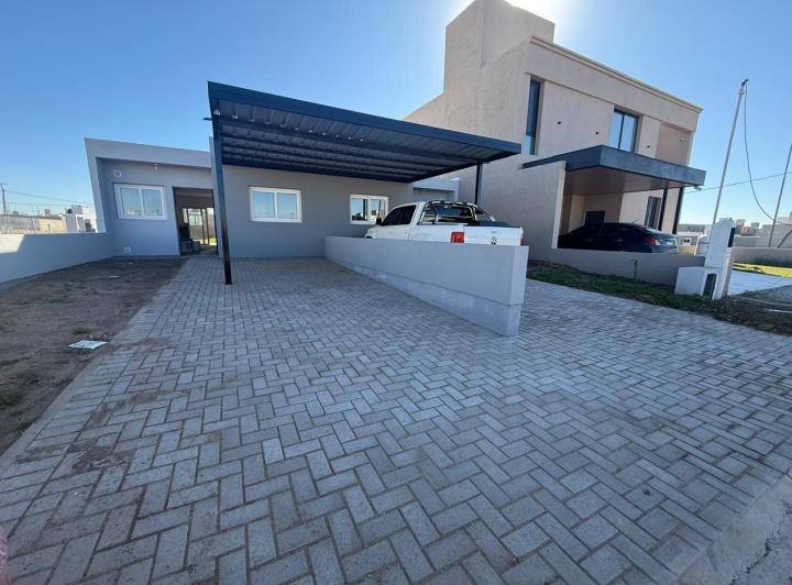 Casa · 105m² · 5 Ambientes · 2 Cocheras