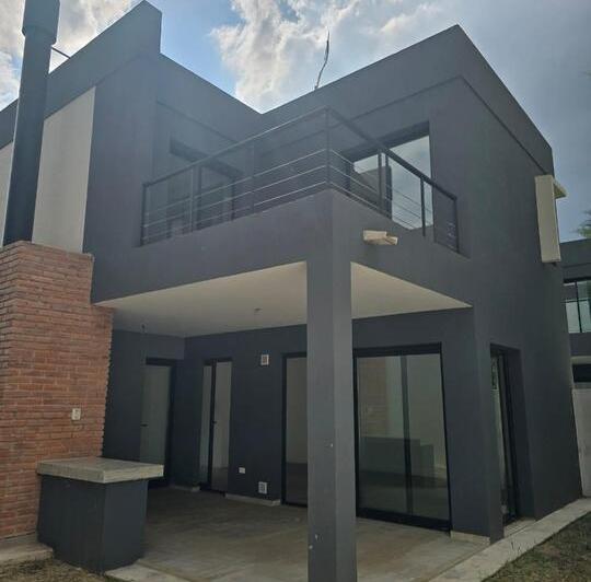 Casa · 196m² · 3 Ambientes · 2 Cocheras