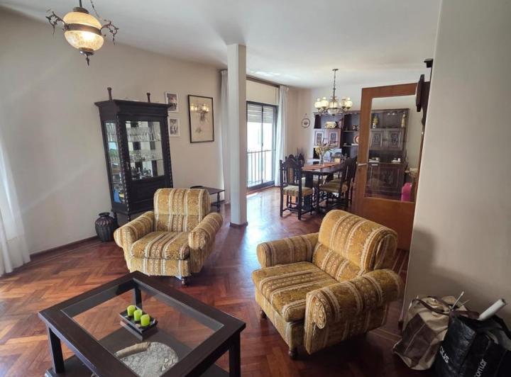 Casa · 204m² · 9 Ambientes · 1 Cochera