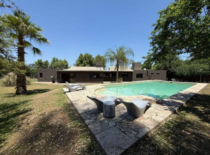 Casa · 400m² · 6 Ambientes · 2 Cocheras