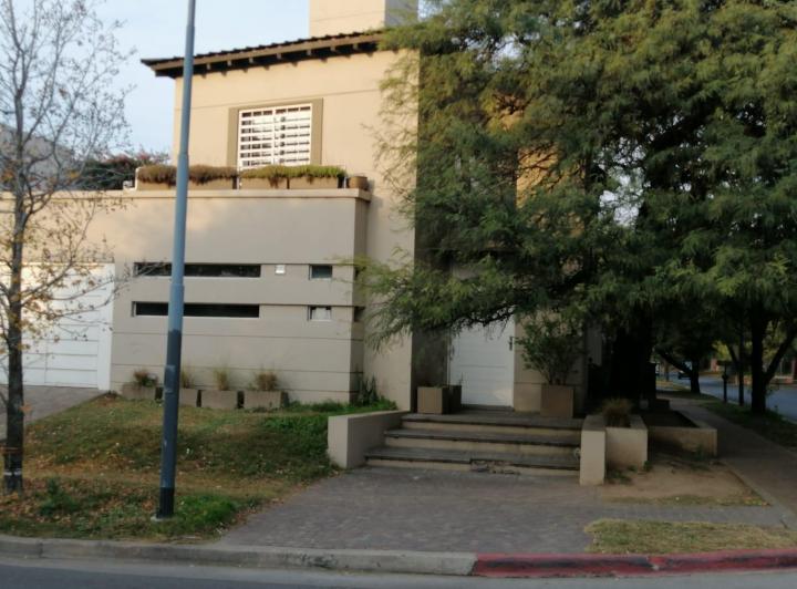 Casa · 250m² · 7 Ambientes · 2 Cocheras
