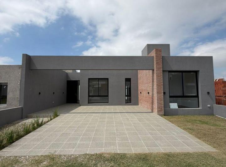 Casa · 116m² · 6 Ambientes · 2 Cocheras