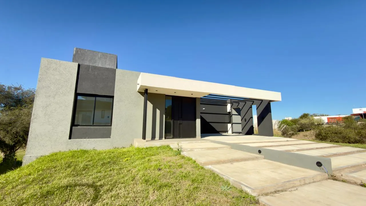EN VENTA EXCLUSIVA CASA EN LAS CAÑITAS BARRIO PRIVADO – MALAGUEÑO, 3 Dorm. con fondo a espacio verde.