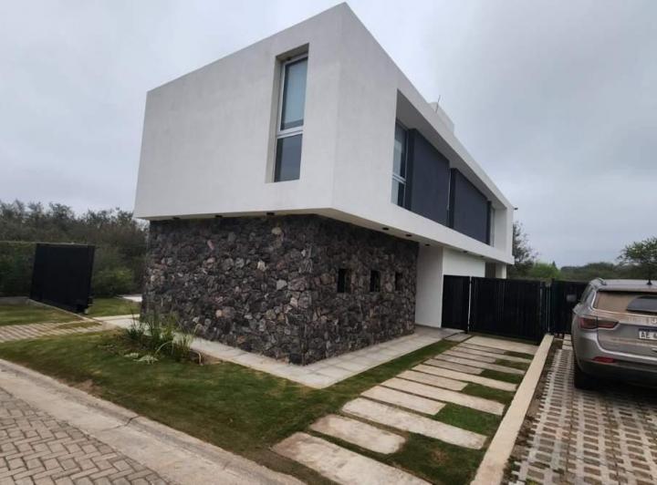 Casa · 218m² · 8 Ambientes · 2 Cocheras