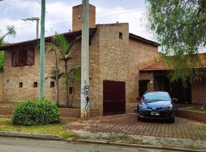 Casa · 345m² · 7 Ambientes · 2 Cocheras