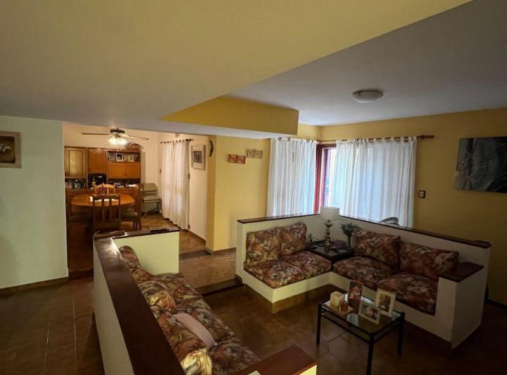Casa · 250m² · 8 Ambientes · 2 Cocheras