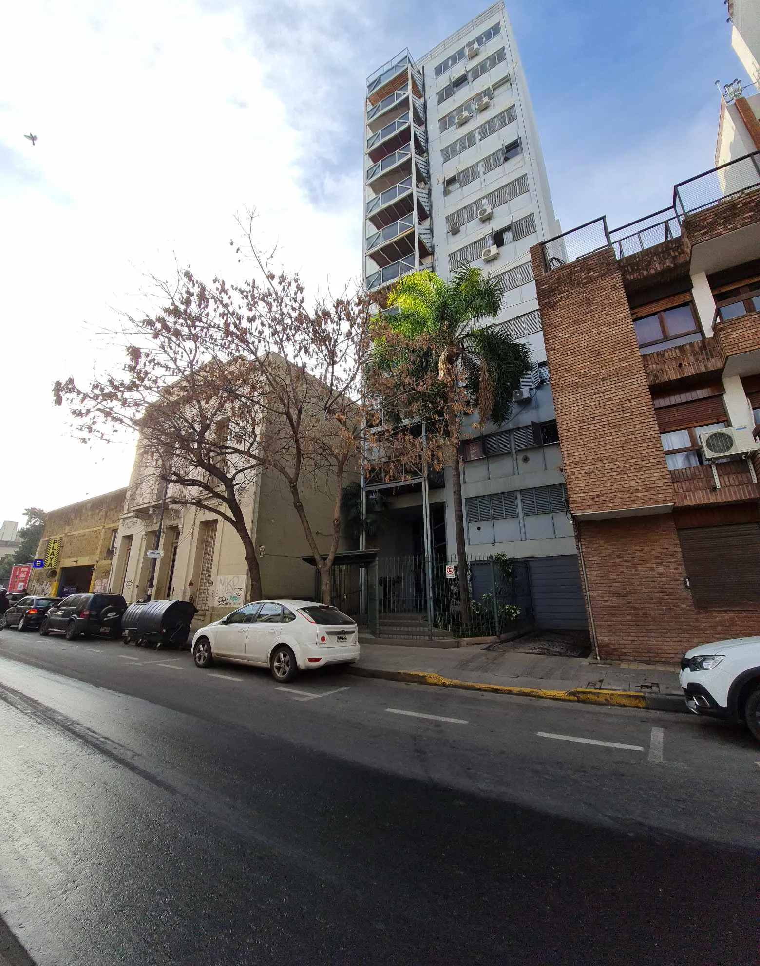EXCELENTE UBICACION CON SEGURIDAD Y COCHERA.