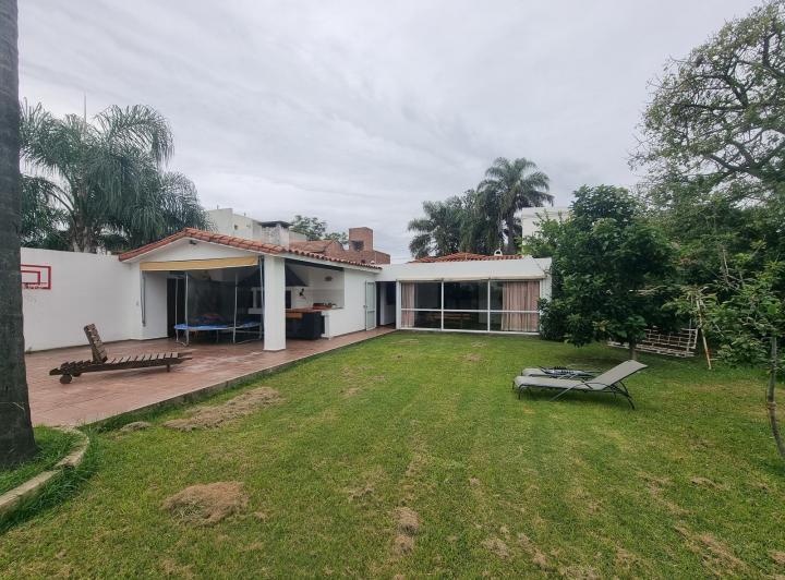 Casa · 400m² · 8 Ambientes · 1 Cochera