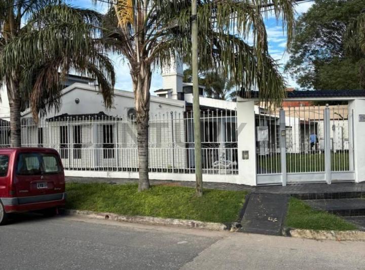 Casa · 200m² · 6 Ambientes · 2 Cocheras