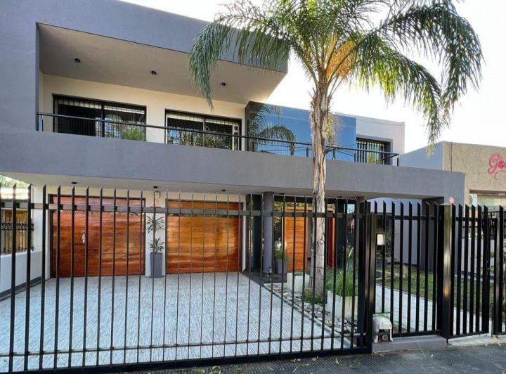 Casa · 385m² · 7 Ambientes · 3 Cocheras