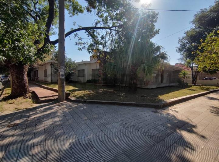 Casa · 348m² · 6 Ambientes · 3 Cocheras