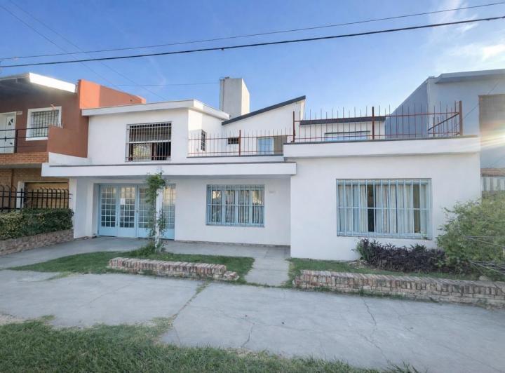 Casa · 189m² · 7 Ambientes · 2 Cocheras
